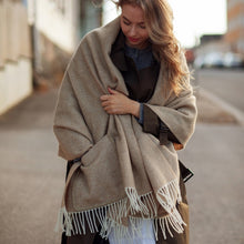 Wollschal mit Taschen ARVO von Lapuan Kankurit